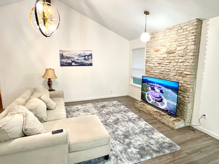 הספה נפתחת וחושפת מיטה בגודל מלא! ומזרן קווין אייר זמין בארון. 