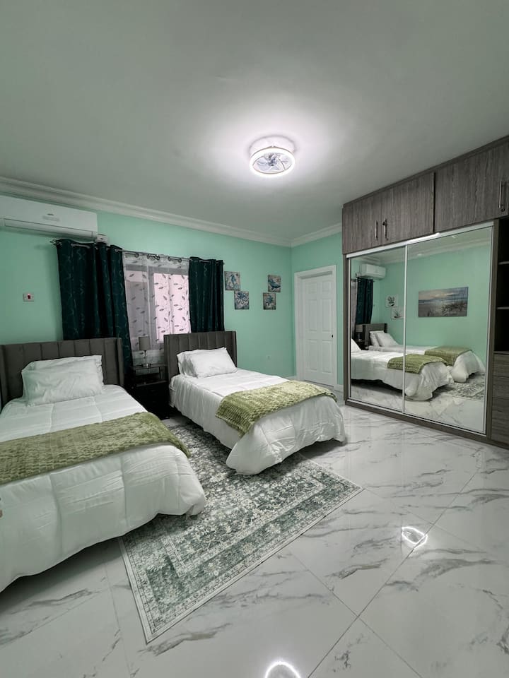 *Seconda camera da letto*
Spaziosa con servizi privati, armadi a muro con ampio spazio su ripiani e cassetti, Smart TV da 50" e ampia finestra per godere della luce naturale