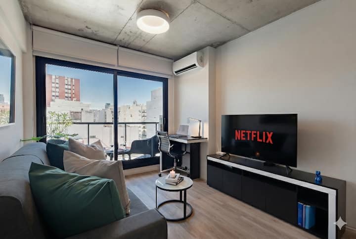 تتميز غرفة المعيشة بإطلالة رائعة وشرفة مع الكثير من أشعة الشمس الطبيعية. يوجد تلفزيون سامسونج ذكي 4K مقاس 50 بوصة مع مكتب عمل وسرير أريكة وستائر تعتيم.