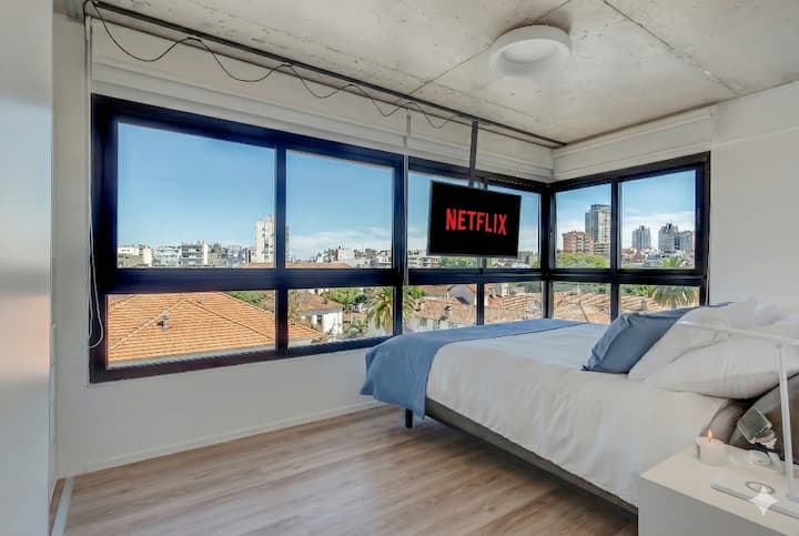 تحتوي غرفة النوم الرئيسية على تلفزيون سامسونج ذكي 50بوصة 4K مع حزمة تلفزيون الكابل واسعة.  سرير بحجم كبير مع مرتبة سيمونز بيوتي بريست توب وإطلالة جميلة على المدينة.