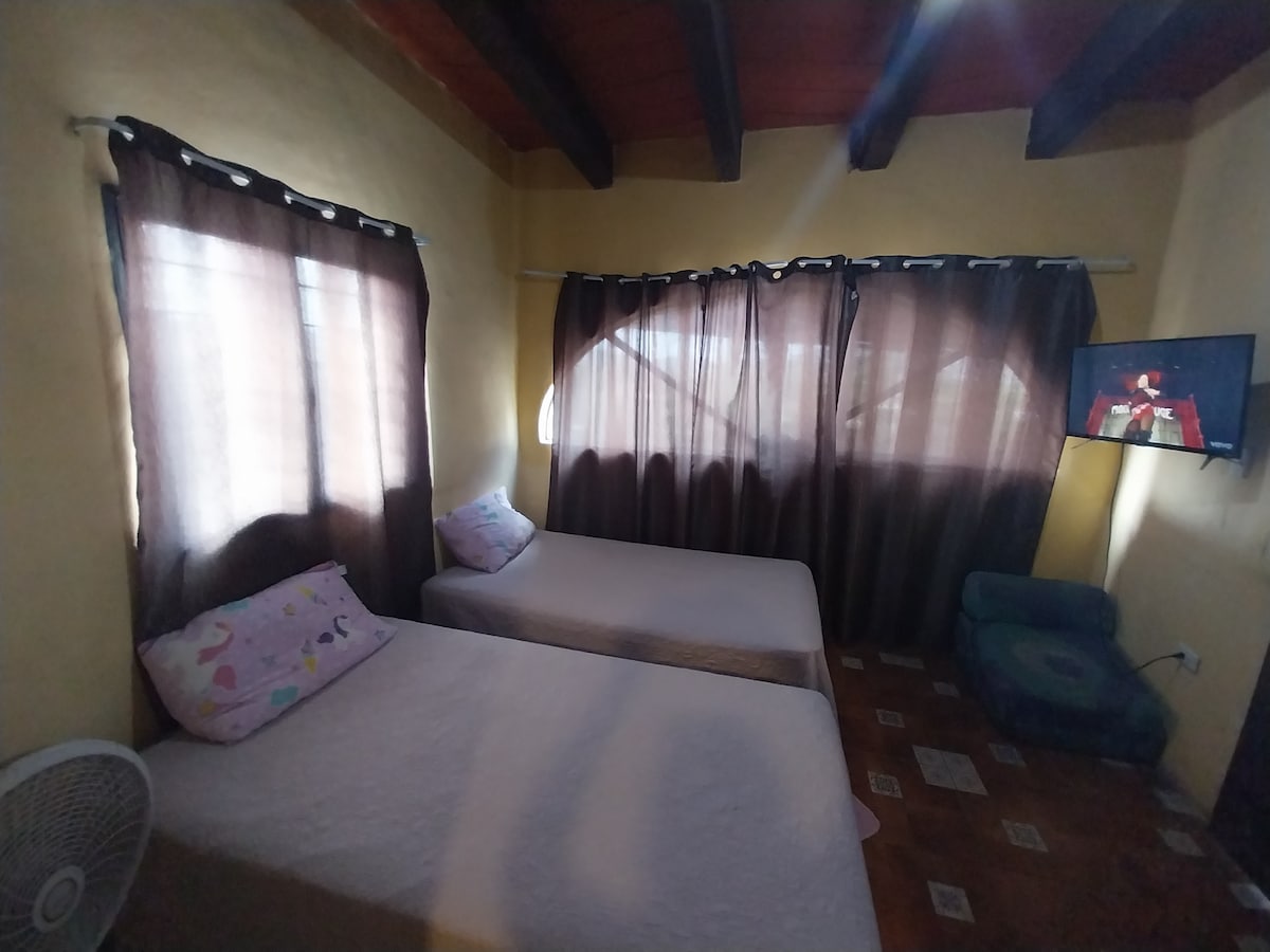 2 ერთადგილიან საწოლში არის  ტელევიზორი 