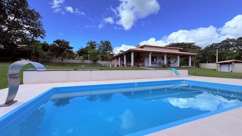 Farmhouse in a Gated Community with Lake | 12 People and Pets