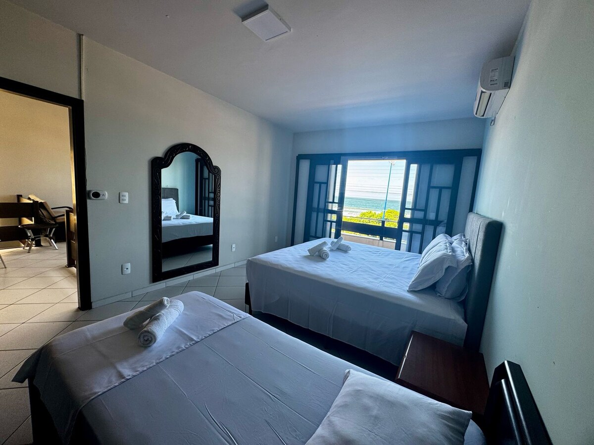 Აპარტამენტი დიდი ზომის სახლით და კიდევ ერთი ერთადგილიანი საწოლითა და ზღვის ხედით