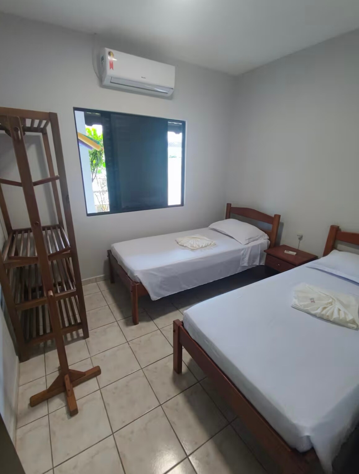 2 ადამიანისთვის განკუთვნილი ადგილი აუზის ხედით