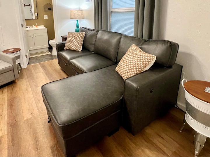 Rozkladací gauč v plnej veľkosti; nabíjacie porty v opierkach. Leňoška sa otvára a má ďalšie obliečky, prikrývky a vankúše pre rozťahovaciu pohovku. 