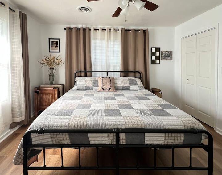 Pohľad na spálňu s manželskou posteľou King