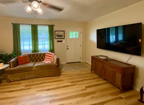 Popular Airbnb listing: The Golden Finch in Mena