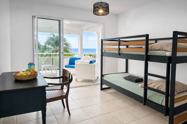  Il est possible d’avoir 1 grand lit en 180 au lieu des 2 matelas superposés, il faut juste le préciser dans votre demande  
