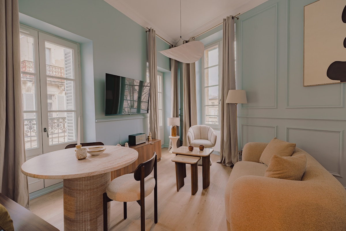 Annonce Airbnb populaire: Elegant new studio with private terrace à Nevers