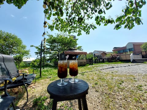Huhuhu, Hajo-dae Beach is a 2-minute walk away, and Surf Beach is a 10-minute walk away. For 5 peopl