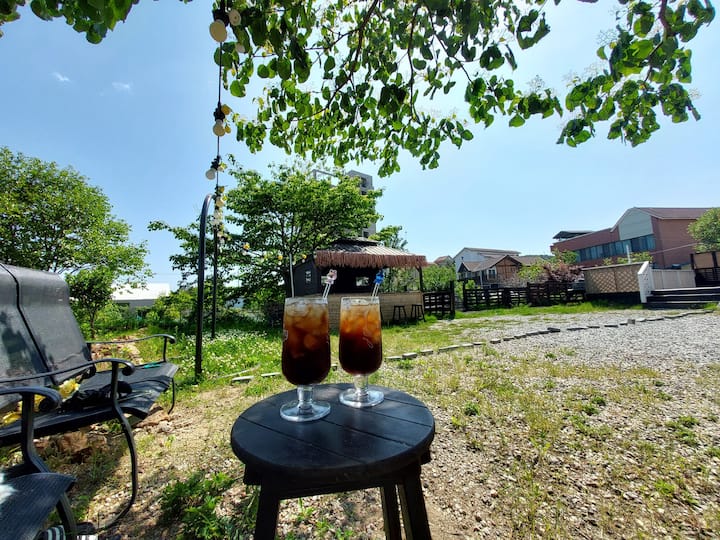 Huhuhu, Hajo-dae Beach is a 2-minute walk away, and Surf Beach is a 10-minute walk away. For 5…