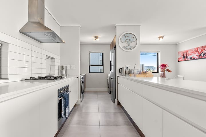 Century City 2BR | Walk to Mall, Nature & Balcony gallery image 3