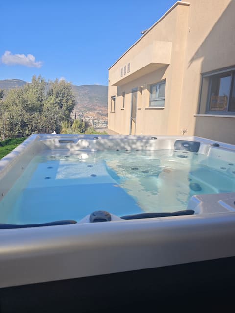 kamon House – jacuzzi on the cliff