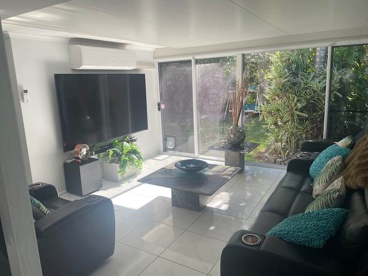 Televisheni janja ya inchi 85 yenye intaneti na sauti ya kila upande