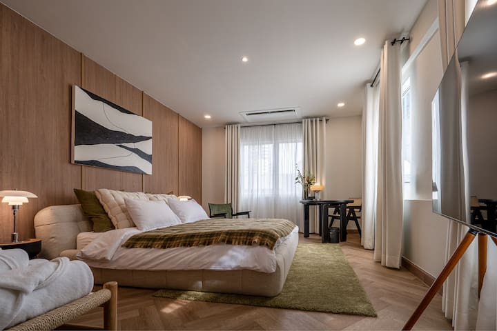 Luxury Penthouse / 3 Bedroom 3 Bath / 1min BTS gallery image 3