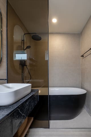 Luxury Penthouse / 3 Bedroom 3 Bath / 1min BTS gallery image 5