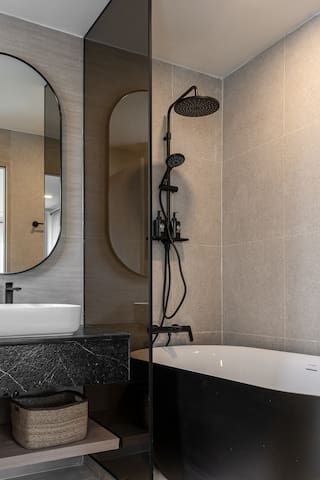 Luxury Penthouse / 3 Bedroom 3 Bath / 1min BTS gallery image 4