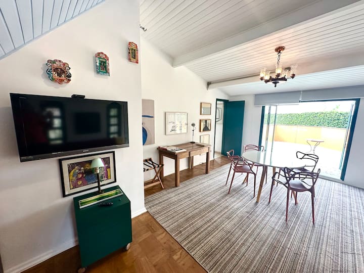 Просторна и удобна стая. Диван, телевизор с всички канали, маса с 4 стола, работна маса. Диванът може да се превърне в двойно легло. Изглед към балкона 