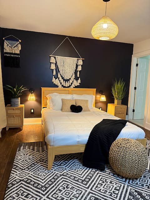 Your Oasis In The City w/Jacuzzi, Parking & WiFi