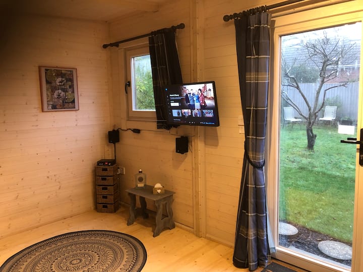 Télévision connectée, système audio et wifi, livres, puzzles, informations locales