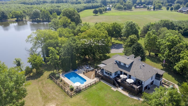 Luxurious Lakeside Estate-Pool/Hot Tub/Sauna