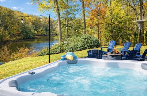 Luxury Waterfront getaway- fire pit & hot tub