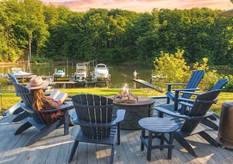 Luxury Waterfront getaway- fire pit & hot tub