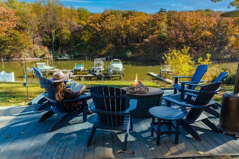 Fall Waterfront retreat - fire pit, hot tub