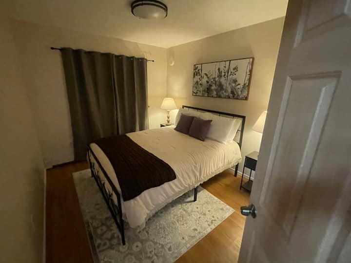 غرفة نوم بسرير بحجم كبير 