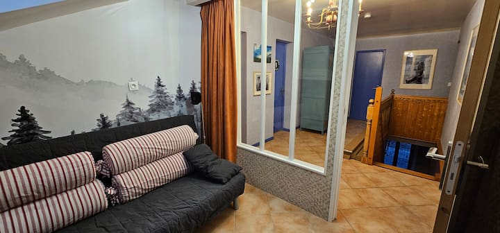 uzavretý TV kútik s rozkladacou pohovkou 140 x 200 cm 