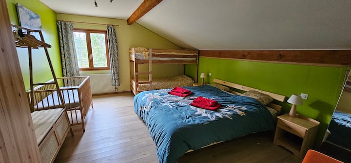 veľmi veľká spálňa s 1 posteľou 180 x 200,  1 manželskou posteľou 90 x 200 a 1 detskou postieľkou 