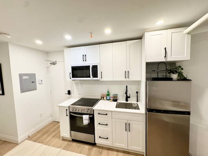 *Clean Fresh Newly Renovated Private Unit Toronto* - Toronto