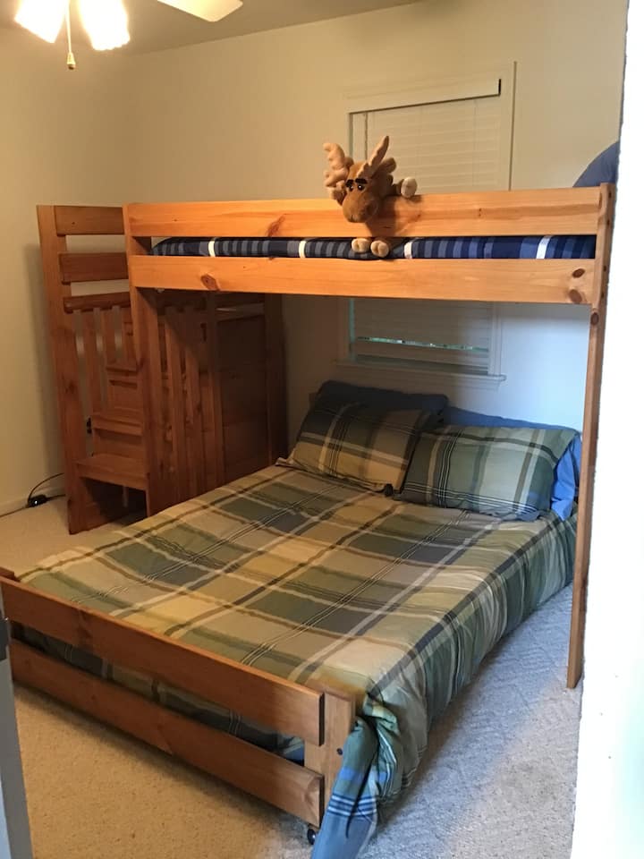 Ორსართულიანი ოთახის  ზედა ნაწილი ერთია. Ქვედა ბიძგი ორადგილიანია. 