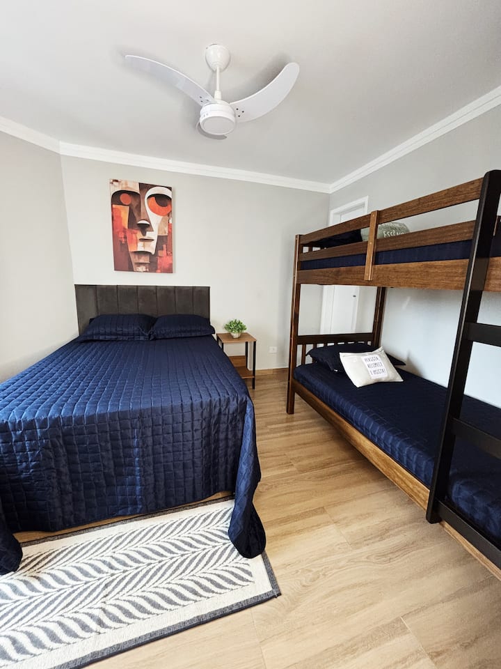 Notalegt herbergi með hjónarúmi, koju, viftu, loftkælingu og sérbaðherbergi þér til hægðarauka.