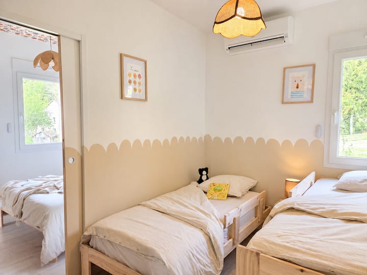 Paradis des enfants ! Cette chambre modulable dispose d'un lit gigogne et de barrières de sécurité. Lumineuse et climatisée, elle regorge de jeux et loisirs. La porte coulissante permet de rester proche des parents en toute simplicité.