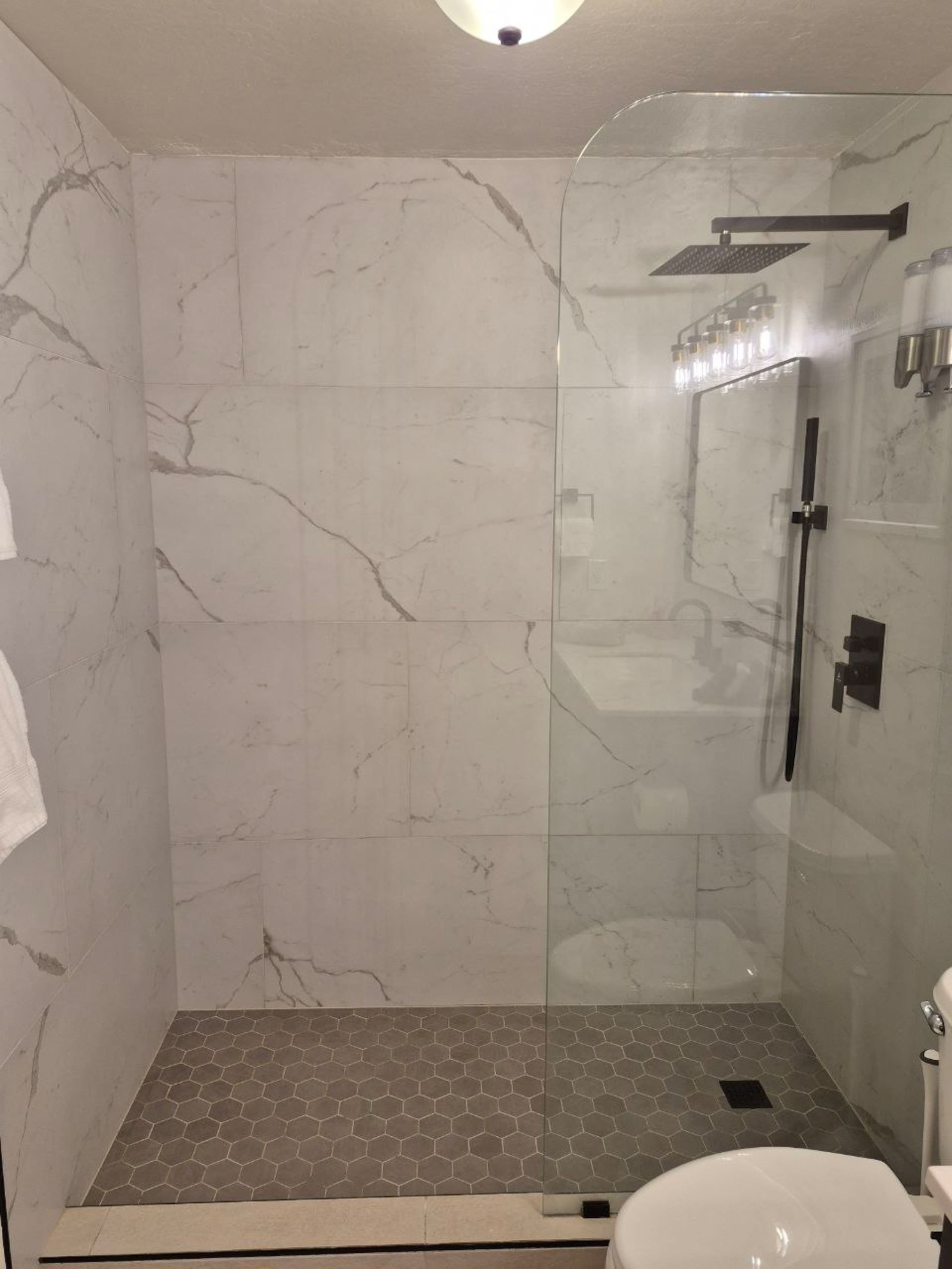 Stylish Ocean View 2BD, King beds, Pools - Photo 122