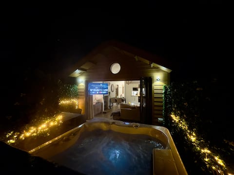 Idyllic Country Lodge with Hot Tub & Log Burner