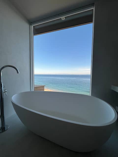 Superb ocean views and a high-ceilinged, open space!