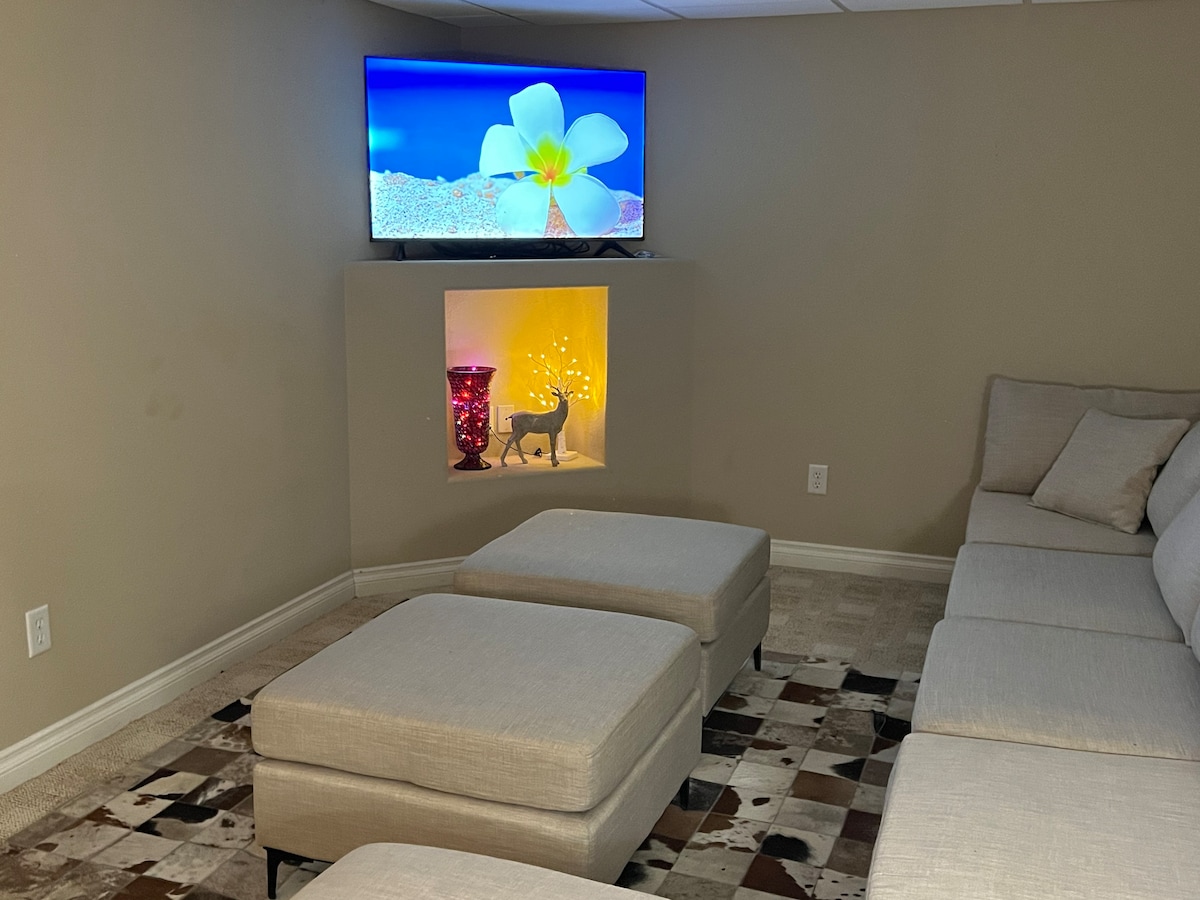 Televizori ka një kabllo HDMI 15 metra të gjatë për lojrat e tua, ose për të transmetuar nga pajisja jote. 