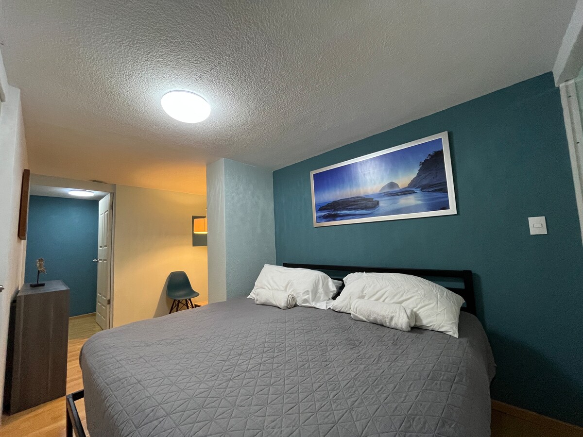 Krevat dopio "king size" shumë i rehatshëm, dhoma ka një hapësirë për të varur rrobat dhe një karrige për të pushuar dhe për të lexuar 