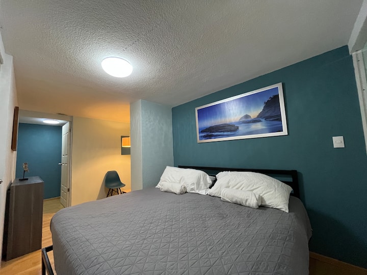 Cama King Size muy comfortable, la habitación cuenta con un espacio para colgar ropa y una silla para descansar y leer 