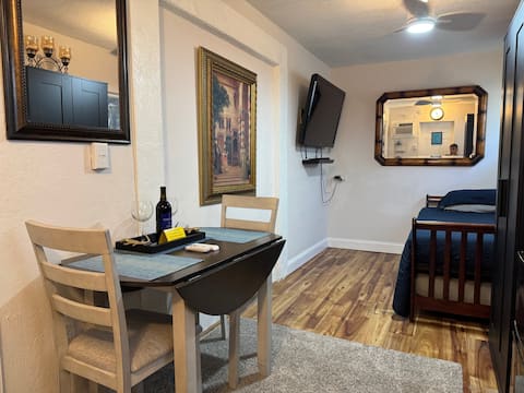 Top performing Airbnb: Charming Studio near the Hard Rock Casino in Hollywood