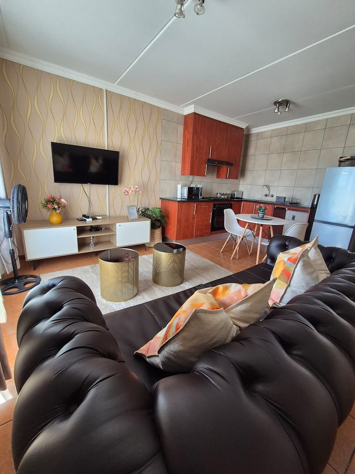 Walk To Gallagher! Clean, Spacious & Great Value - Midrand