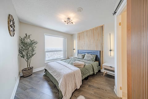 Top Airbnb: Luxury Farmhouse High-Rise Condo With City Views in Scarborough—Agincourt