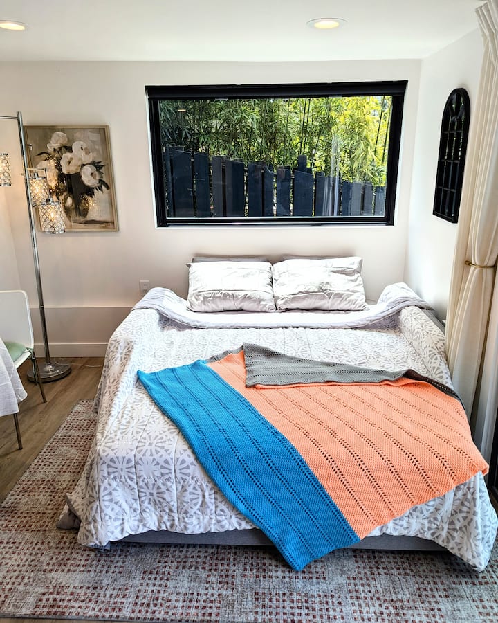 Pohovka sa dá ľahko premeniť na manželskú posteľ