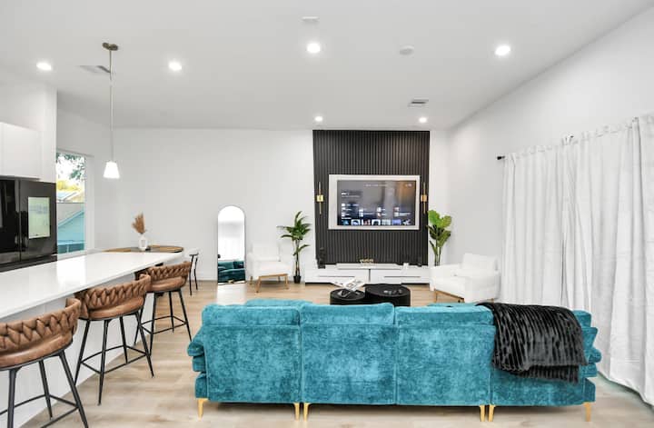 Elegant 3br With Rooftop Near Downtown - Houston, TX