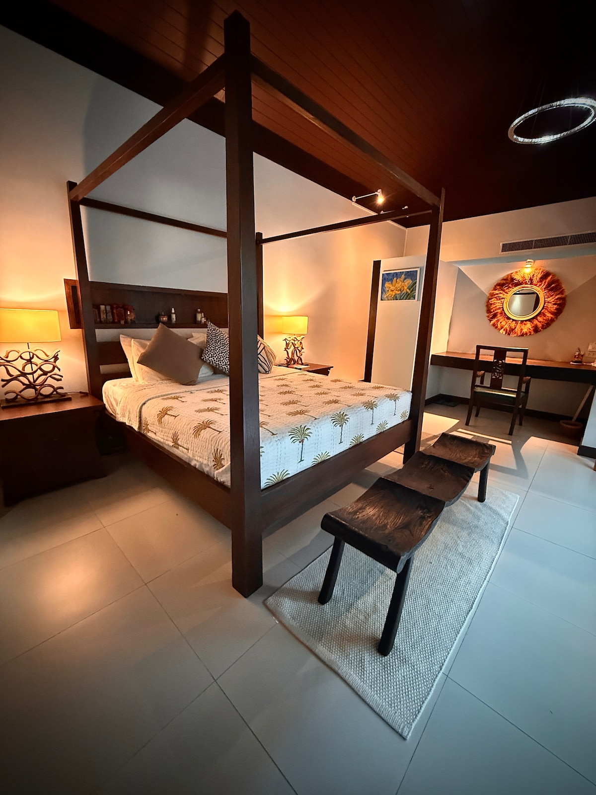 Dhoma kryesore e gjumit, e vendosur në pavionin e vet të veçantë që hapet në pishinë. Dhomë gjumi e madhe prej 66 metrash katrorë me një krevat dopio "king" me 4 postera, tavolinë pune, banjë të madhe ngjitur, 2 shëtitje nëpër gardërobë, banjë të dyfishtë, dush dhe banjë të veçantë.