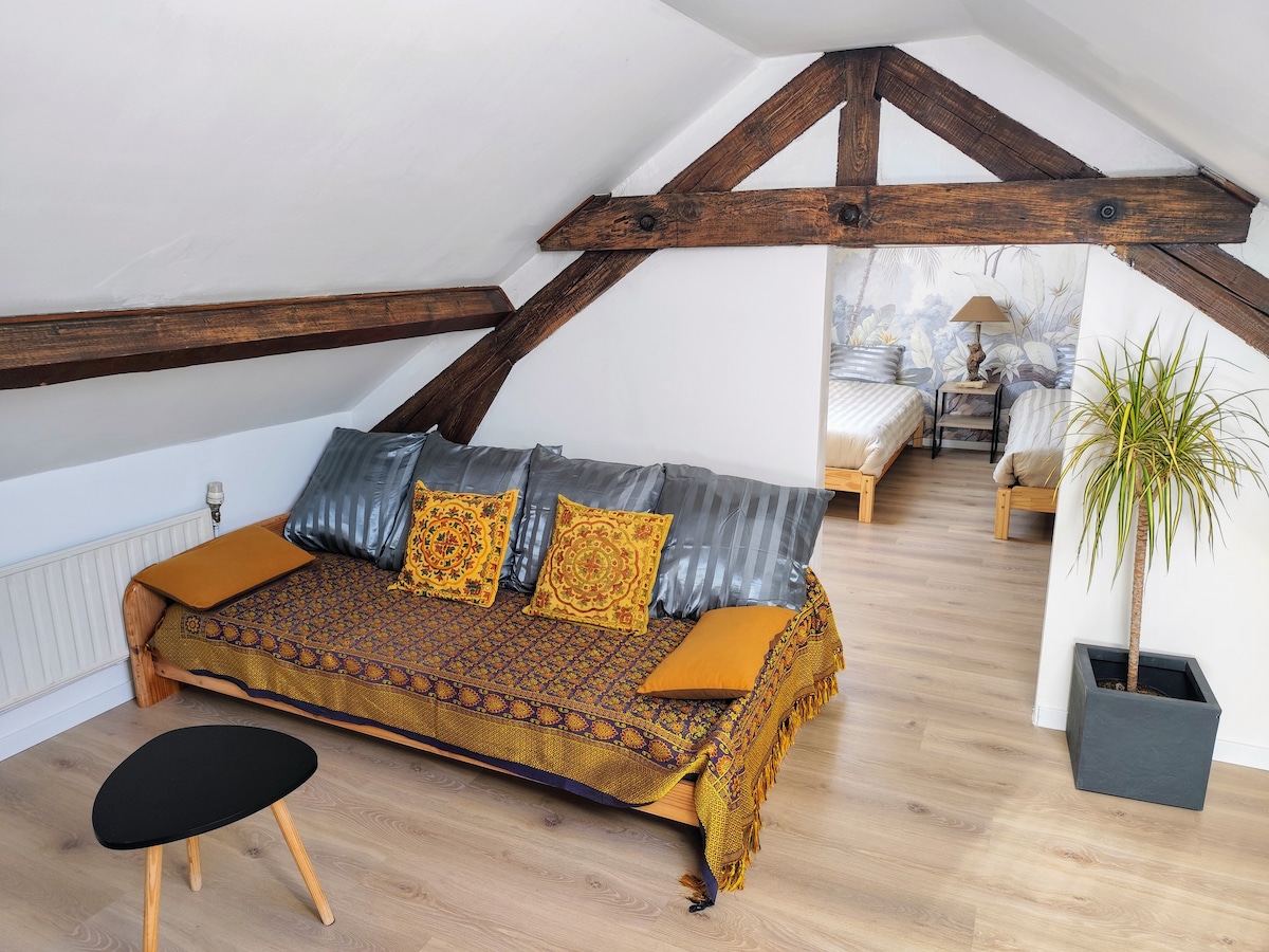 Სხვენი, საბავშვო სივრცე, პატარა მისაღები ოთახი და საძინებელი ორი 90 × 200 საწოლით ზრდასრული ლეიბებით.