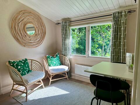Top Airbnb: Cozy cabin with private garden near nature & city in Haninge