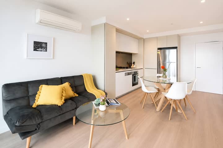 City View 2br With Parking | Step To Tram - Melbourne